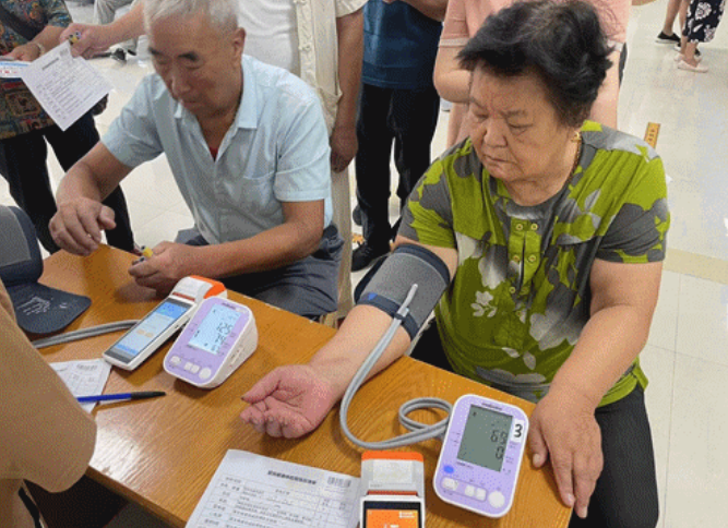 公衛(wèi)體檢進(jìn)行時(shí)，他們?yōu)榫用裢衅稹胺€(wěn)穩(wěn)的幸福”